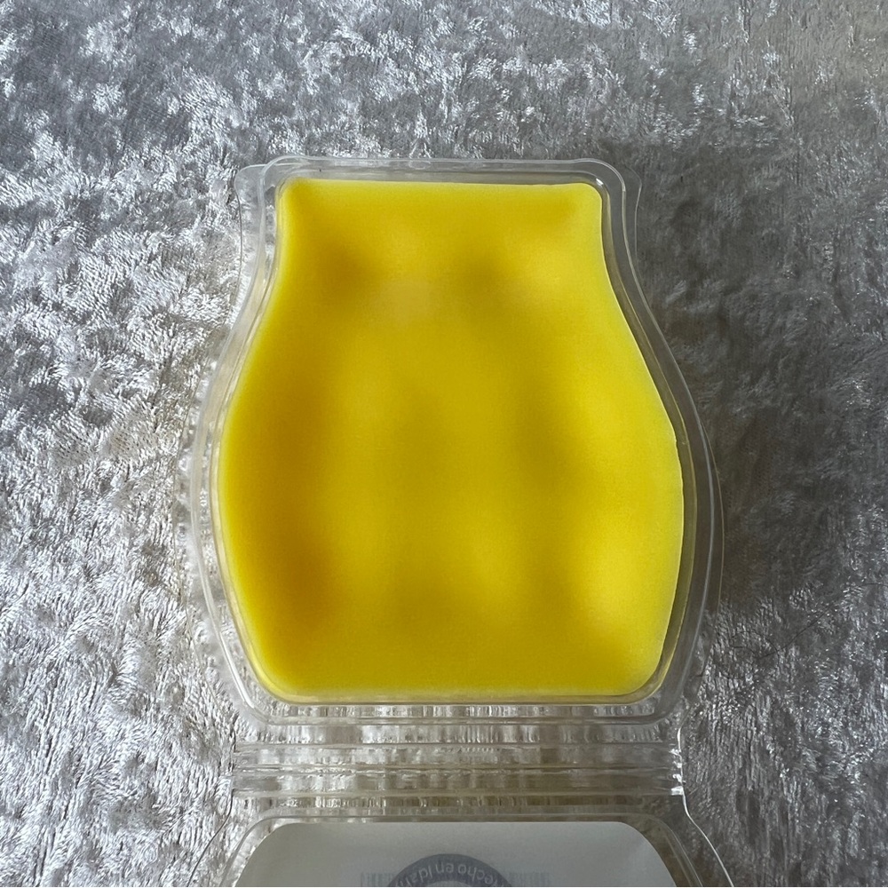 Scentsy Pineapple Mango Room Spray and Wax Bar Set - Yellow - Picture 6 of 6